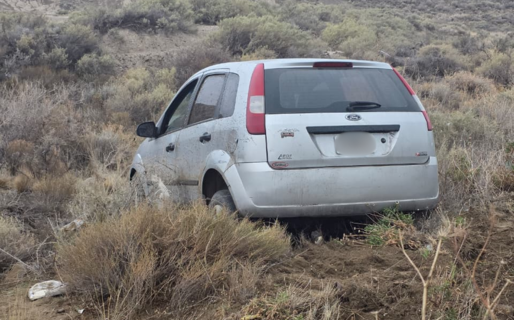 Una conductora perdió el control de su auto y terminó en la banquina