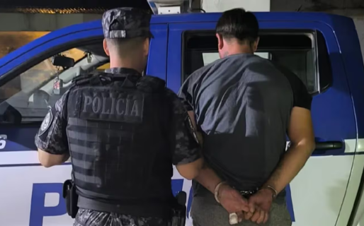 2×1: un delincuente robó una moto, chocó, su padre fue a ayudarlo y terminó detenido por tener un auto robado