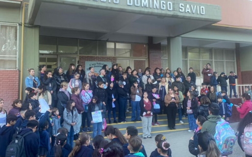 Familias, docentes y alumnos se unieron en un abrazo simbólico en el Colegio Domingo Savio