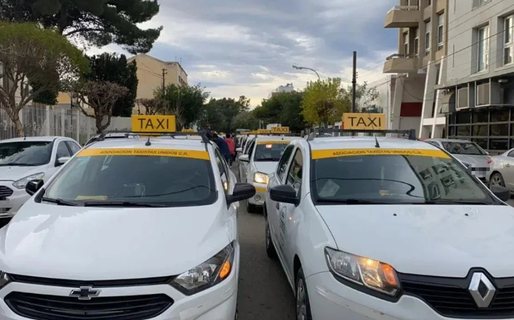 Taxistas sumarán una aplicación propia para competir con Uber