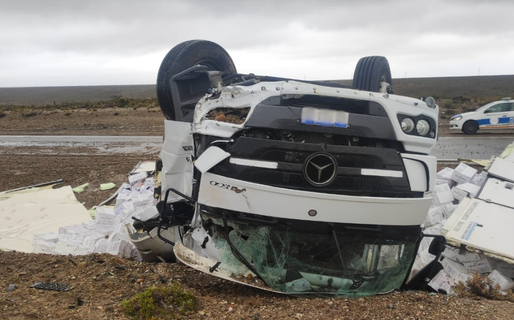 Un camión volcó en la Ruta Nacional 3 tras perder el control por las condiciones climáticas adversas