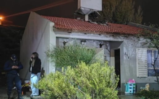 Lluvia y peligro de derrumbe: Una familia debió abandonar su hogar en la villa balnearia