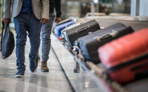 Aerolíneas Argentinas eliminó el equipaje de mano gratuito de su tarifa base: desde cuándo rige y cuánto costará