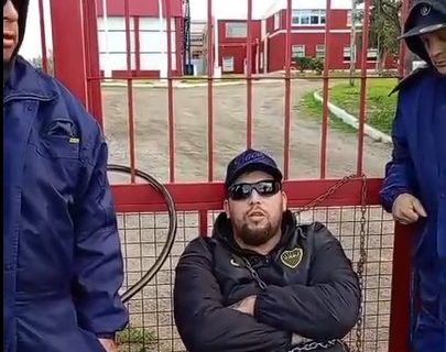 Ex trabajadores de Alpesca cortan los accesos a Red Chamber: Denuncian «contrataciones a dedo» y exigen que se cumpla la ley