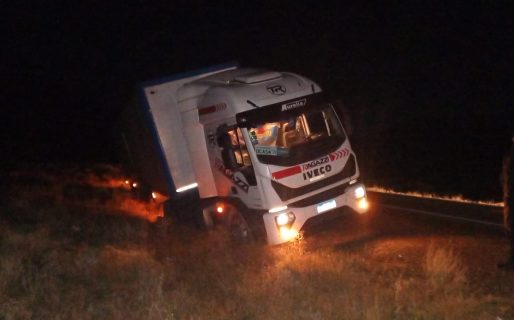 Un camión despistó cerca de Comodoro sobre Ruta 3