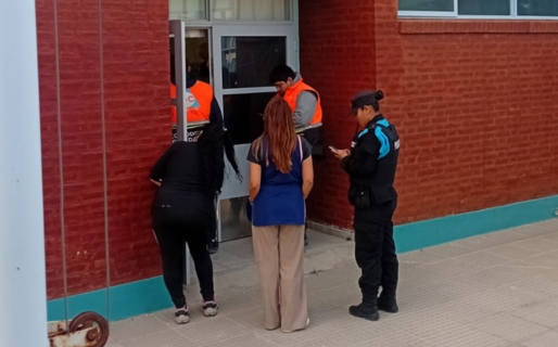 Susto en la Escuela 514: un cortocircuito desató un principio de incendio y obligó a evacuar el edificio