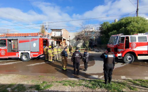 Se vio rodeado por la Policía, su familia quiso entregarlo y prendió fuego la casa