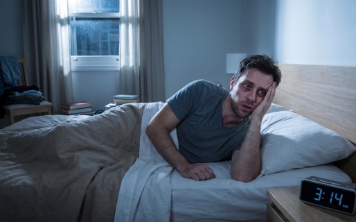 Especialistas explicaron cómo el agotamiento emocional y la hiperactivación mental alteran los mecanismos naturales del sueño