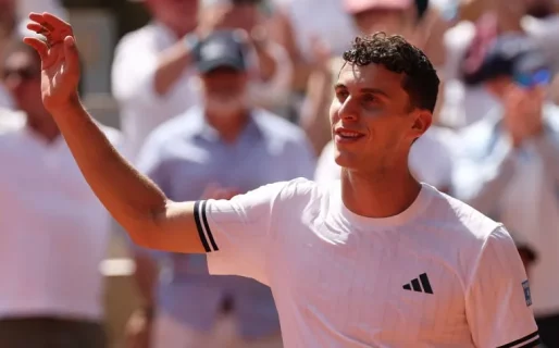 Batacazo argentino en Roland Garros: Juan Manuel Cerúndolo aprovechó los problemas de Jannik Sinner y eliminó al 1° del mundo