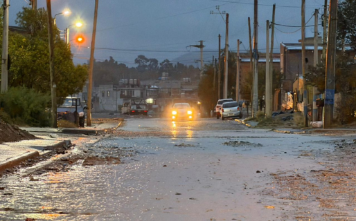 «La calle está intransitable, está todo tapado»: denuncias de los vecinos del Moure ante las intensas lluvias