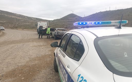 Trasladaron al corralón un automóvil que había sido incendiado