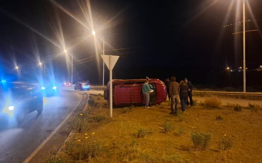 El asfalto mojado provocó un despiste vehicular en la rotonda de Km. 4