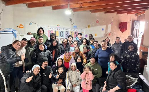 La Iglesia Centro Vanguardia y el Comedor Alto Las Flores realizaron una jornada solidaria: “Repartimos viandas, alimentos y ropa de abrigo”