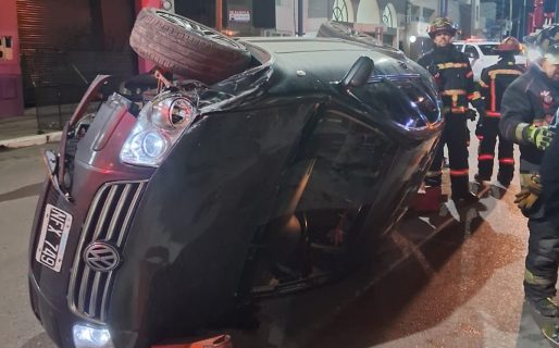 Madrugada de descontrol: Un conductor ebrio colisionó y volcó en Sarmiento casi 25 de Mayo