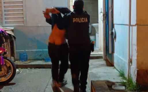 Violento episodio en el barrio Moure: Un hombre terminó detenido tras amenazar a la policía con un cuchillo y escapar