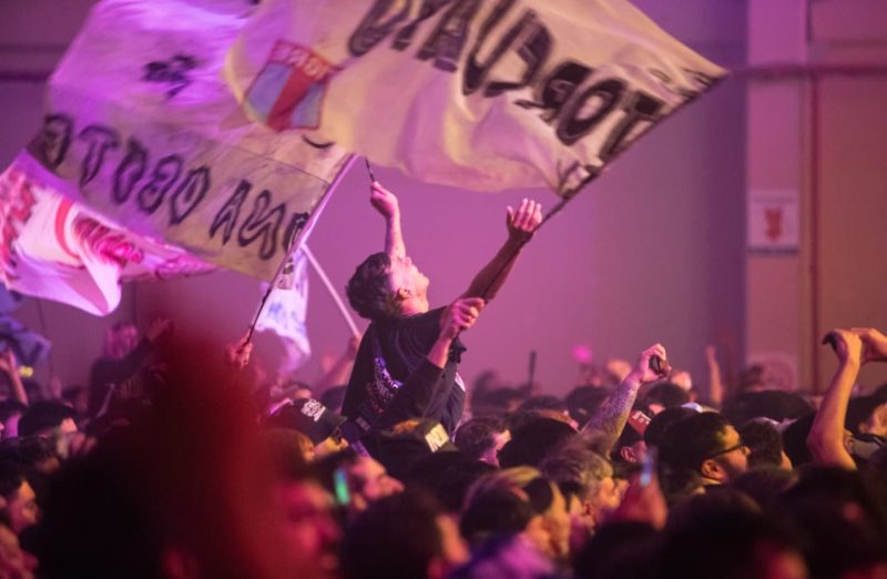 Lágrimas, celebración y canciones inmortales en el show de Los Fundamentalistas en Comodoro