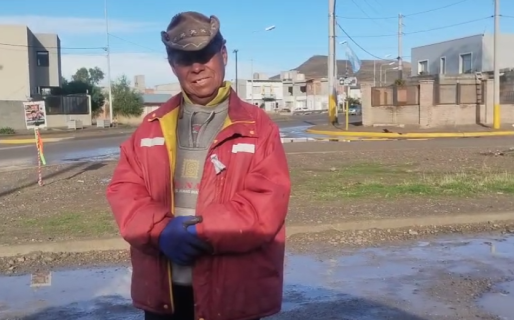 Con trabajo diario y esfuerzo propio, un jubilado mejora el boulevard de Las Orquídeas