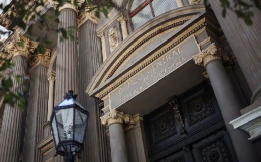 El Banco Central acumuló 100 días de compras y ya alcanzó el piso de dólares previsto para todo el año