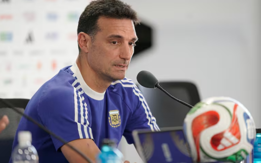 Scaloni confirmó que Dibu Martínez “estará disponible”, pero evitó confirmar el equipo del debut ante Argelia