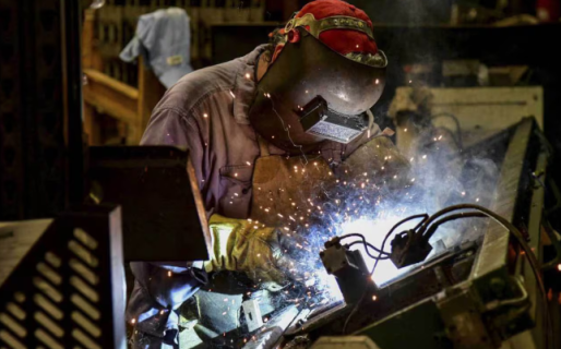 La actividad económica cayó 1,5% mensual en abril, pero acumuló 2,1% en el primer cuatrimestre