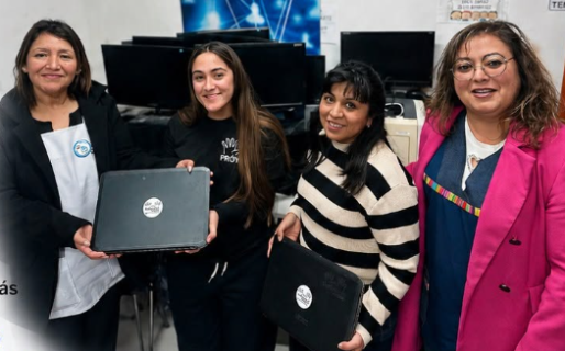 Proyecto Puente donó 16 computadoras a una escuela para jóvenes y adultos de Comodoro