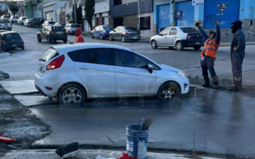 Insólito: avanzó con su auto por el pavimento fresco y quedó atrapado