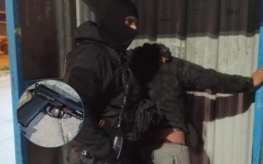La policía lo vio semidesnudo en una garita, lo revisó y le encontró un arma
