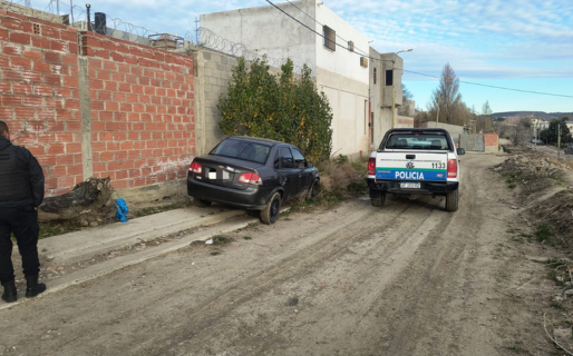 Encontraron en el barrio Las Américas un auto que tenía pedido de búsqueda