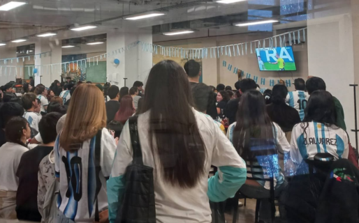 El Comedor Universitario se vistió de celeste y blanco para alentar a la Selección