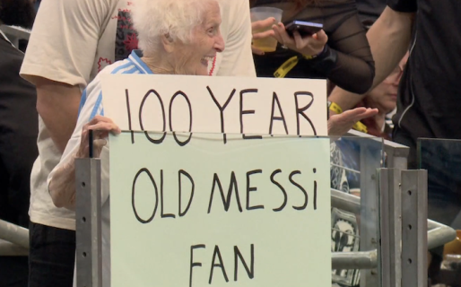 Quién es la mujer de 100 años que es fan de Messi y que apareció en la tribuna del partido contra Austria con un cartel para el 10
