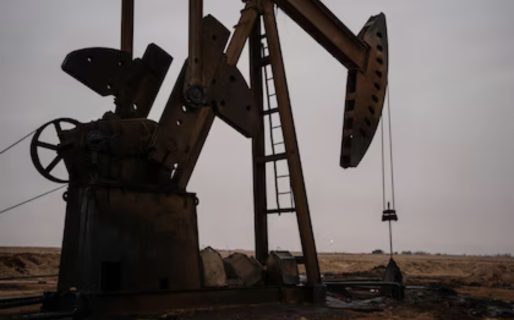 <strong>El petróleo bajó de los 80 dólares mientras los mercados esperan detalles del pacto entre Estados Unidos e Irán</strong>