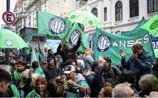 <strong>El Gobierno cerró la paritaria estatal con un aumento trimestral de 6,6% y un bono por única vez</strong>