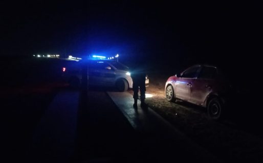 Conducía borracha, no tenía licencia y quiso atacar a una policía con la llave del auto