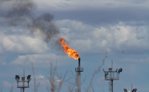 Los precios del petróleo caen tras el inicio de las conversaciones entre Estados Unidos e Irán en Suiza