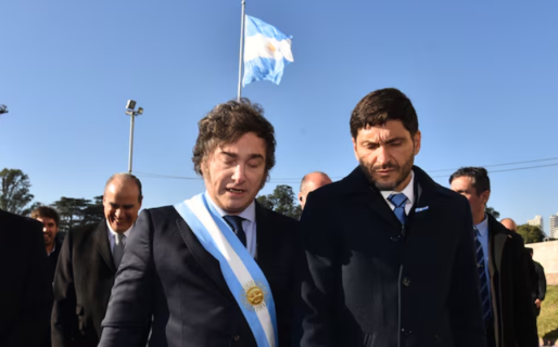 Milei respaldó a Adorni en el Día de la Bandera