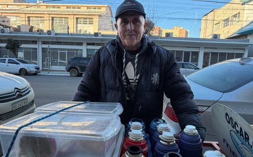 <strong>Entre el frío y la madrugada: la rutina del cafetero que conquista el centro de Comodoro</strong>