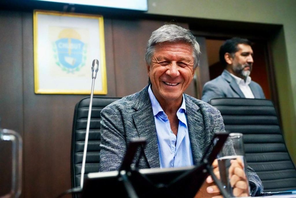En medio de la ola de conflictividad en Chubut, el vicegobernador se va al Mundial