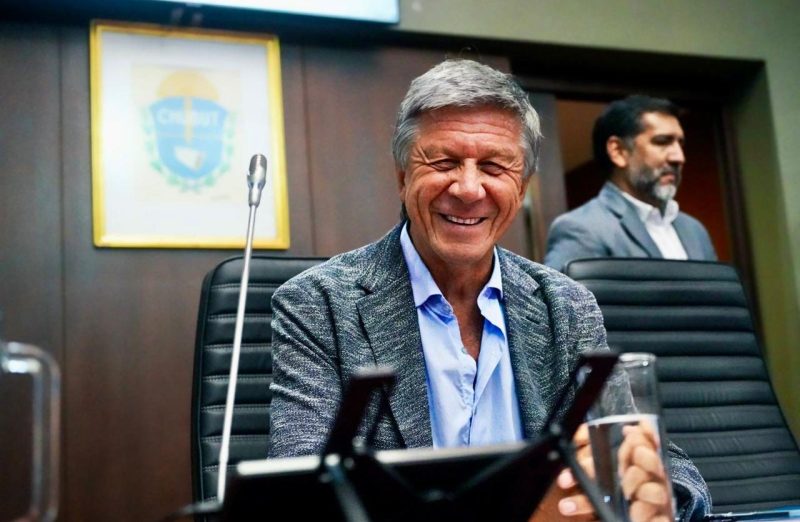 En medio de la ola de conflictividad en Chubut, el vicegobernador se va al Mundial