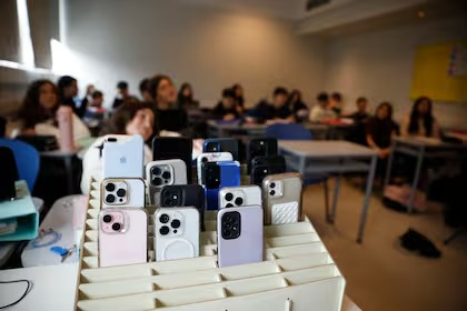 Chubut restringirá el uso de celulares en las aulas de todos los niveles educativos