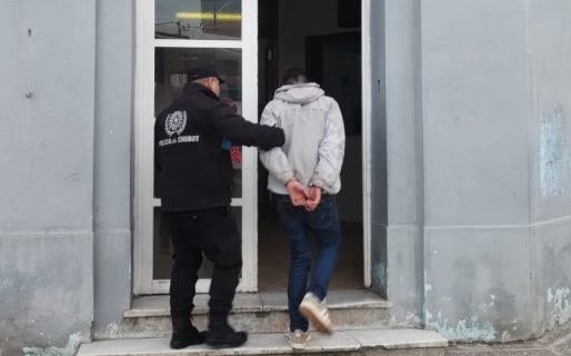 Robó carne y chocolates de un supermercado, quiso huir y rompió una puerta de vidrio