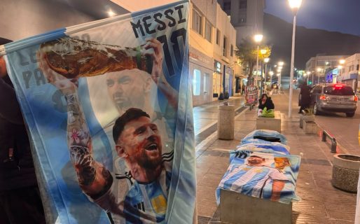 La previa del partido mueve el centro: bares, banderas y camisetas esperan una noche de ventas