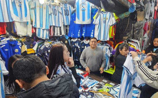 La fiebre albiceleste se siente en Comodoro: crecen las ventas de banderas y camisetas antes del partido