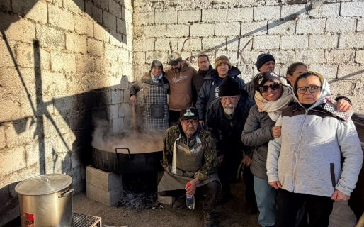 Productores y artesanos entregan 200 porciones de guiso y abren un ropero comunitario