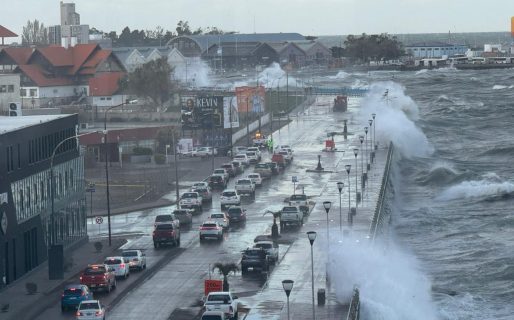 Desvían el tránsito en la Avenida Ducos por la fuerte marejada