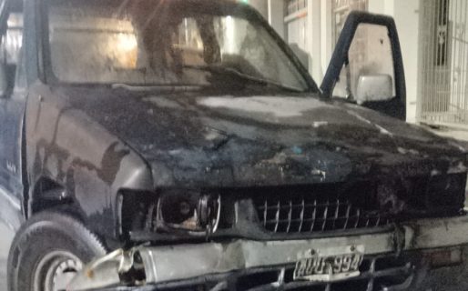 Iba manejando cuando un desperfecto eléctrico provocó el incendio de su camioneta