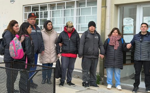 Trabajadores del Centro de Día de Salud Mental del Hospital hicieron un abrazo simbólico para reclamar mejoras edilicias 