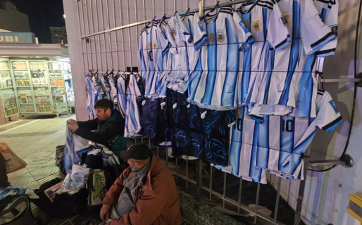 Arrancó el Mundial y el centro se llenó de puestos celestes y blancos