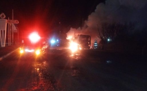 Se prendió fuego un camión en el playón del ACA de Garayalde y movilizó a bomberos y policía