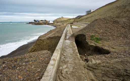 Preocupación vecinal por el estado del Camino ARA San Juan: “Falta iluminación, el mar sigue erosionando y es una bomba de tiempo”