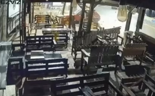 Un joven borracho circulaba a toda velocidad y se estrelló contra un carro de comida en Chubut